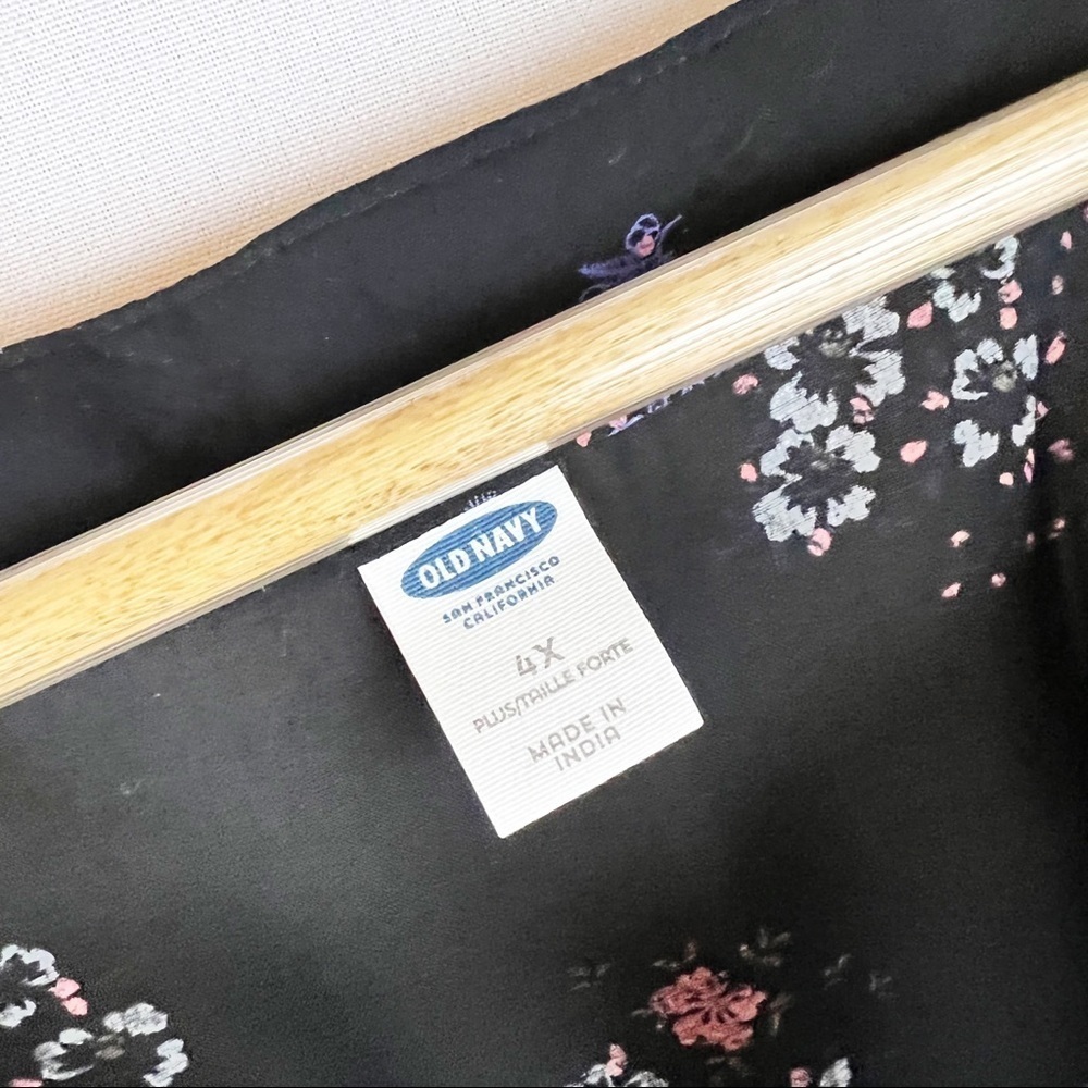 Old Navy Black Floral‎ Sleeveless Plus Size Blouse - Picture 3 of 6